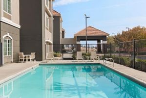 lodge fresno La Quinta Inn & Suites by Wyndham Fresno Northwest