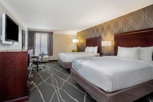 Guest room at the La Quinta Inn & Suites by Wyndham Fresno Riverpark in Fresno, California