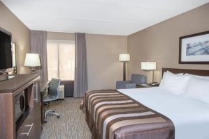 Guest room at the Wingate by Wyndham Los Angeles International Airport LAX in Inglewood, California