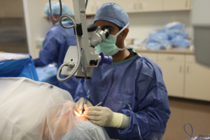 Dr. Ash Perfroming Cataract Surgery
