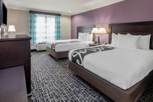 Guest room at the La Quinta Inn & Suites by Wyndham Temecula in Temecula, California