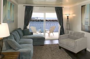 homestay oceanside Oceanside Marina Suites‎