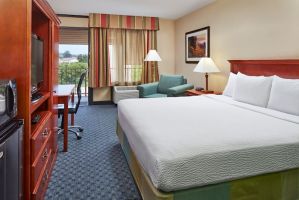 Guest room at the La Quinta Inn & Suites by Wyndham Thousand Oaks-Newbury Park in Thousand Oaks, California