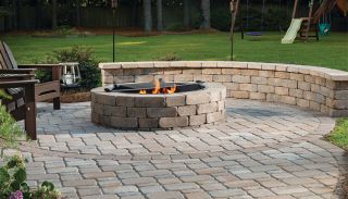 PAVER PLANTER WALLS Paver contractors advocate concrete paver stones as the perfect choice of materials to breathe new life into planter walls.